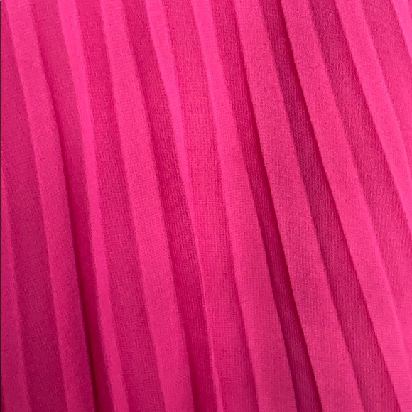 Beautiful Fuchsia Pleated Midi Skirt. - Picture 2 of 3
